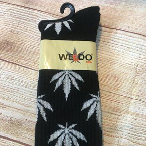 NEW Unisex Weedo Socks - Black w/ white leaf 🍃 Bundle them up!